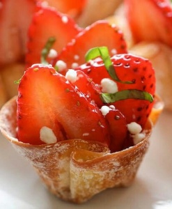 Хрустящая корзинка с клубникой и козьим сыром